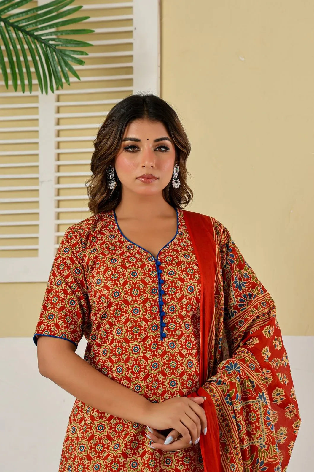Red ethnic kurta palazzo set three-quarter view - YAVASTRAH
